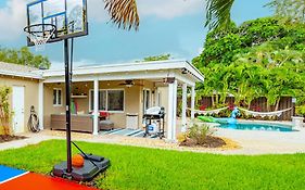 Colorful Home - Pool - Game Room - Basketball Court - Bbq & More